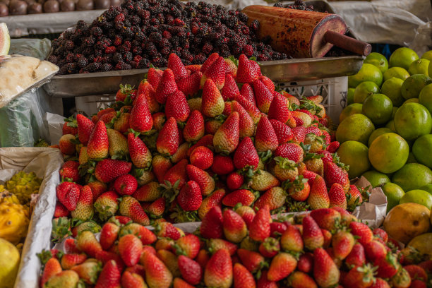 正在市场上进行商业化的新鲜产品(水果、蔬菜、豆类、蔬菜等)图片下载