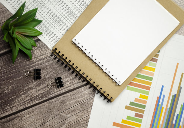 办公室工作场所的图表，剪辑和记事本图片下载