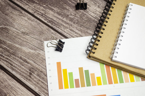 办公台桌配有办公用品，分析图，笔。带有拷贝空间的俯视图图片下载