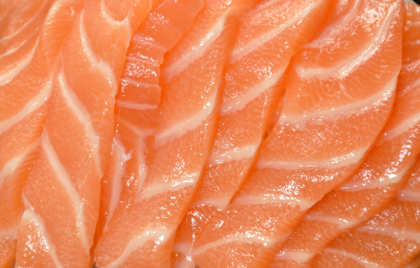 新鲜三文鱼片刺身日本料理，配上切碎的rasish酱，芥末和酱油图片下载