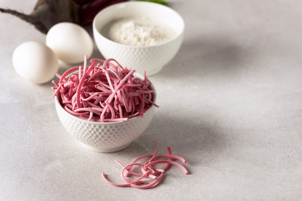 手工土耳其面条与甜菜根粉面条健康素食面条灰色背景拷贝空间图片下载