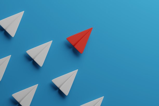红色的纸飞机在蓝色背景的其他白色飞机前面。企业领导，团队合作理念。三维渲染图片下载