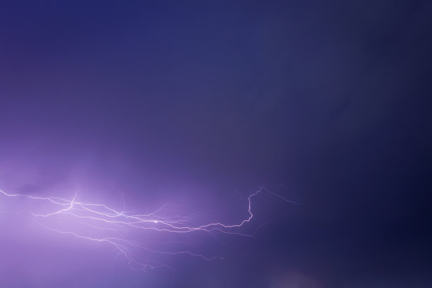 闪电在夜空中闪烁图片下载