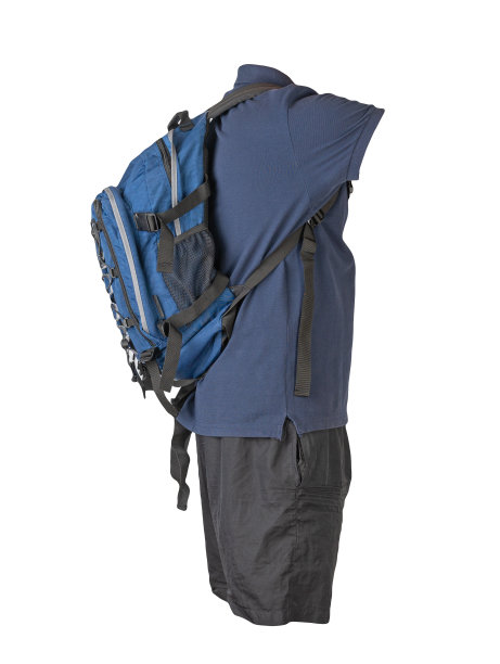 双肩包，运动短裤，衬衫与衣领钮扣孤立在白色的foane。每天穿的衣服图片下载