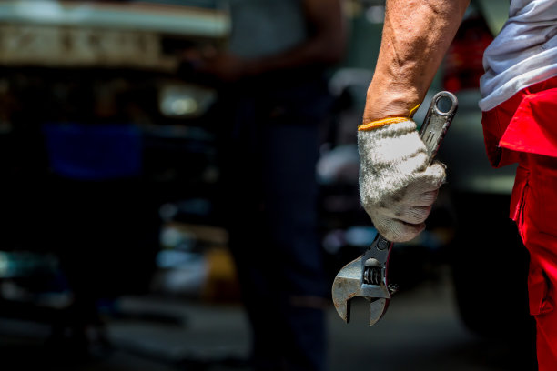 汽车修理工手中的扳手。手握金属扳手图片下载