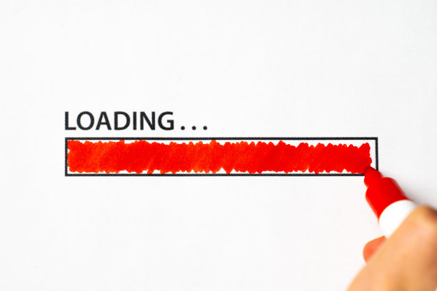 加载线。下载过程。一只手拿着红色记号笔在白纸上画着装载条图片下载