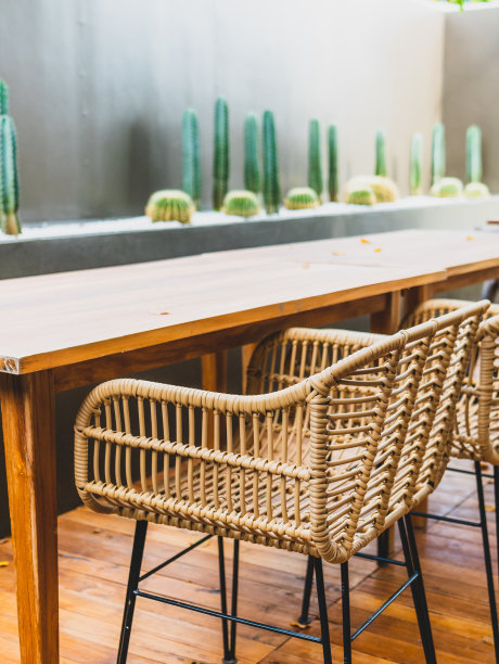 花园咖啡馆的桌子和椅子。图片下载