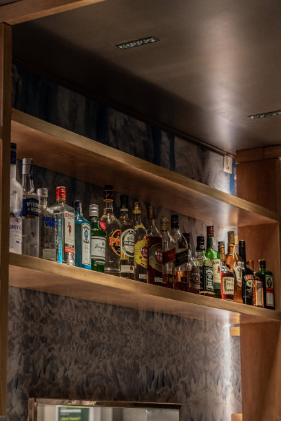 有瓶子的酒店酒吧图片下载