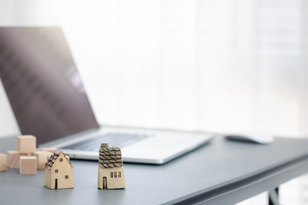 陶瓷家居模型与笔记本电脑在桌子上图片下载