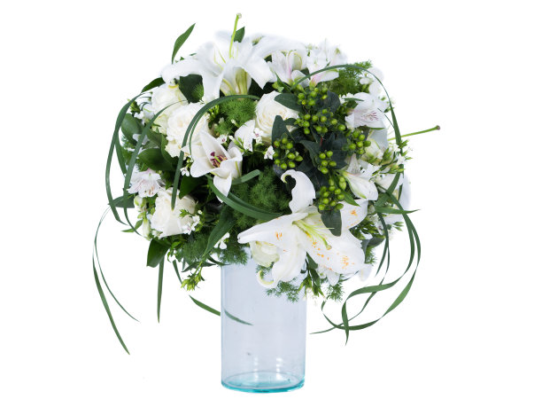 白色的屏风上，花束插在花瓶里图片下载