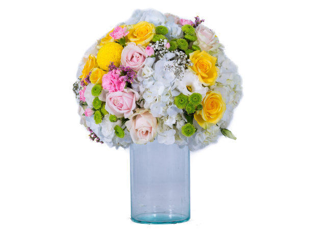 白色的屏风上，花束插在花瓶里图片下载