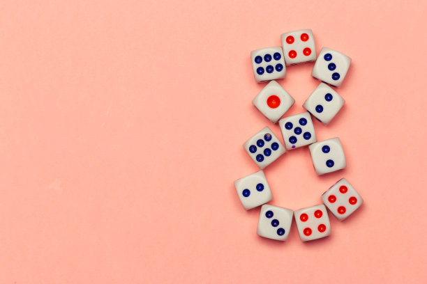 8号铺出骰子在桃色背景上接近图片下载