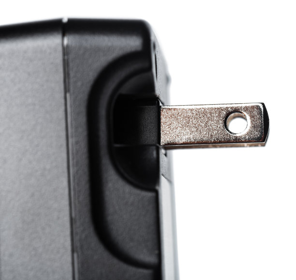 充电器为数码相机在孤立的白色背景图片下载