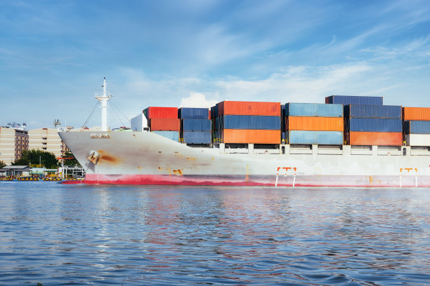 在海上、运河上巡游货船和集装箱货物。图片下载
