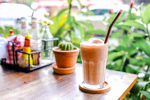 减肥理念，混合莓果奶昔，香蕉和草莓。图片下载