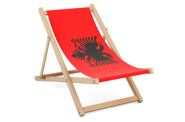 插着阿尔巴尼亚国旗的躺椅。阿尔巴尼亚度假，旅游，旅游套餐，概念。三维渲染图片下载