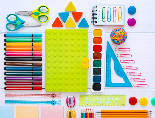 彩色模型平铺文具粉笔板在一张白色背景的桌子上，小山。图片下载