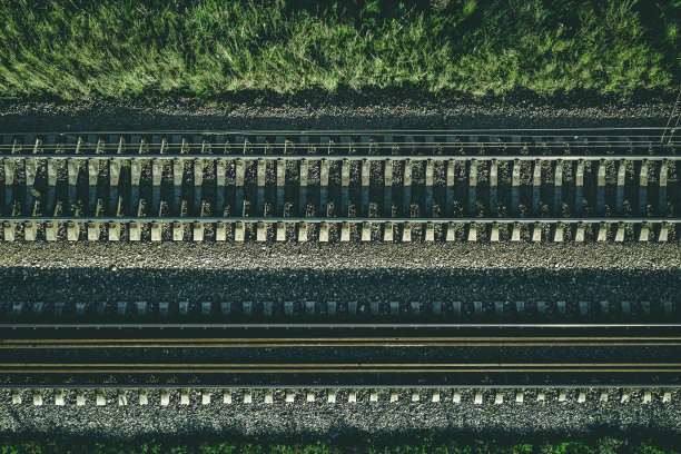 铁路横贯乡间的鸟瞰图图片下载