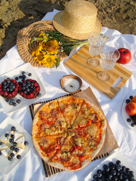 海滩上的夏日野餐图片下载