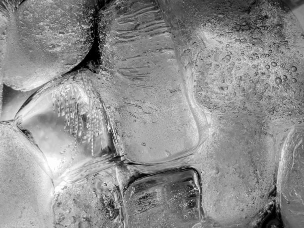 冰块形状被调整为添加颜色，这将有助于刷新，让你感觉良好，冰块形状被调整为添加颜色，这将有助于刷新，让你感觉良好图片下载