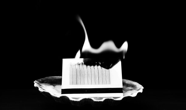 燃烧的火柴图片下载