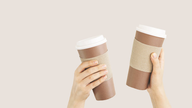 许多不同的手臂举着咖啡杯图片下载