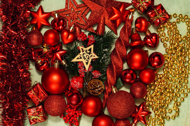 圣诞装饰品，俯视图。红色的球，心，珠子，冰柱，金属丝，礼物和星星形状的圣诞树的顶端图片下载