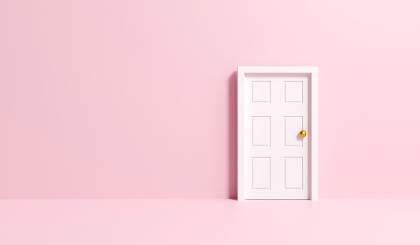 白色的门和粉色的墙，还有复制空间。图片下载