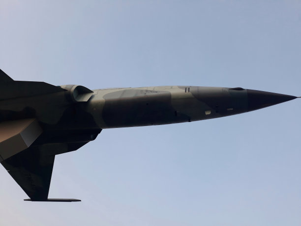 特写喷气式军用飞机的机身和机尾图片下载