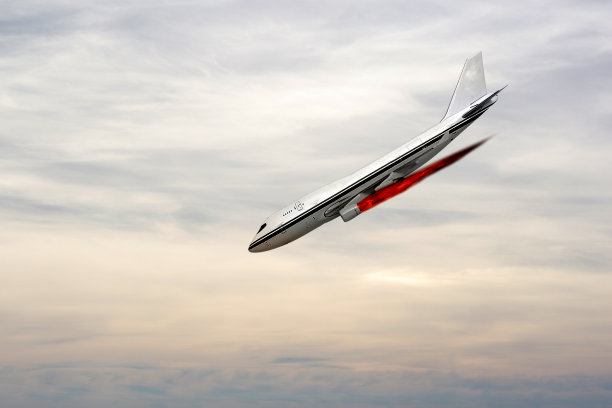 引擎着火的飞机，空中灾难的概念图片下载