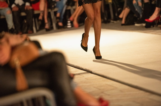 秀场上女性纤细的双腿图片下载