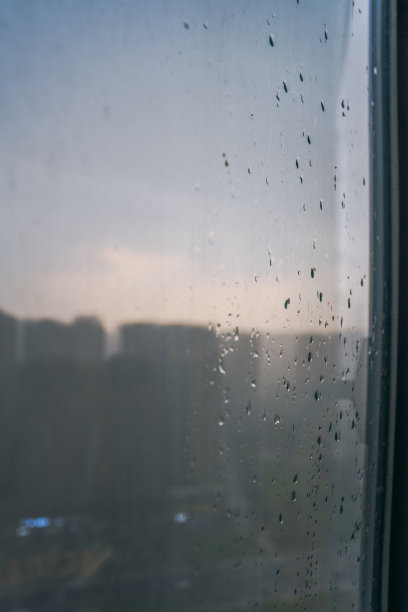 一个下雨的窗口图片下载
