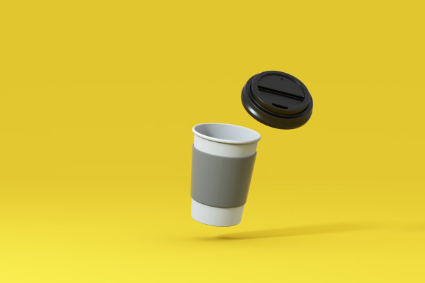 空白的白纸杯子配上黑色的塑料盖子漂浮在抽象的浅黄色背景上。图片下载