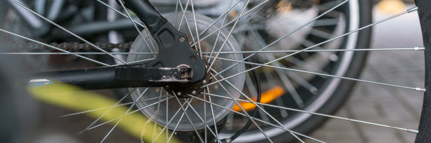 黑色的自行车车轮和金属针在灰色的道路上图片下载