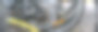 黑色的自行车车轮和金属针在灰色的道路上图片下载