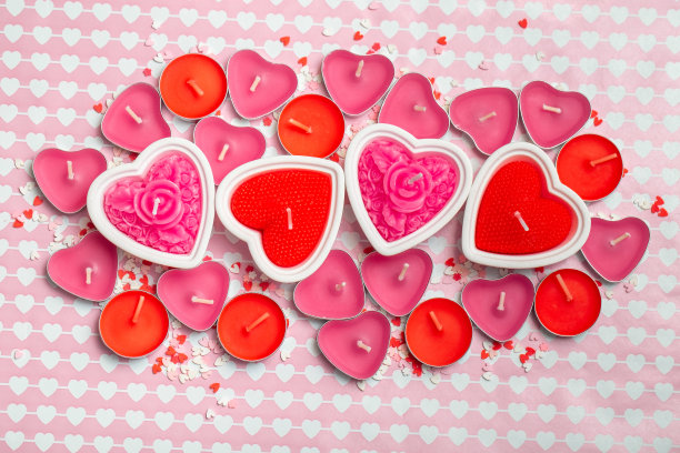 很多粉色和红色的心形蜡烛。情人节的想法。节日风格的物品图片下载