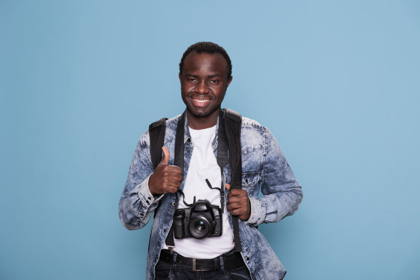 快乐的摄影爱好者与数码单反照片设备给予okay批准的手符号图片下载