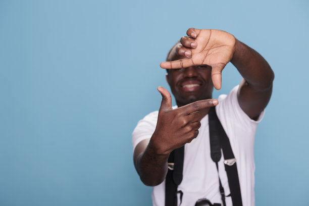 自信的专业摄影师用手做框架手势图片下载