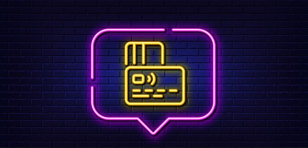 信用卡线路图标。银行付款标志。霓虹灯语音泡泡。向量图片下载