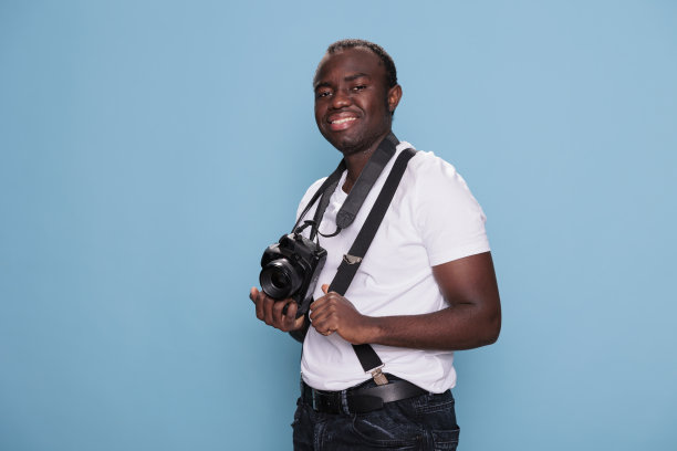 拥有现代相机的自信的专业摄影师图片下载