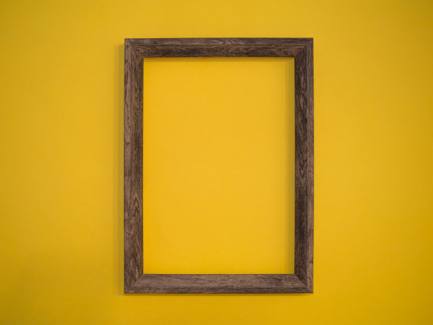 黄色背景，木制框架和广告文案空间图片下载