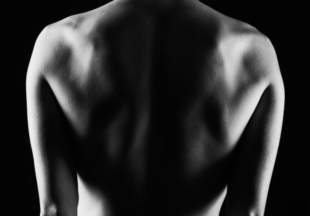 女性肩膀和手的黑白剪影。女性的剪影。图片下载