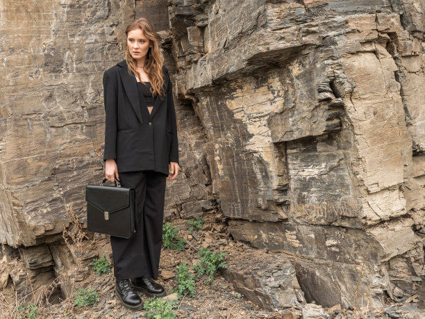 一个拿着公文包的美丽女商人的肖像。图片下载