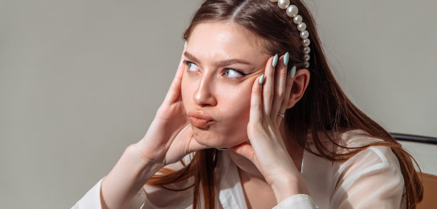 人的情感，青少年最大主义概念。被冒犯的年轻女孩的肖像，愤怒的女士，她鼓起她的脸颊，看着别处图片下载