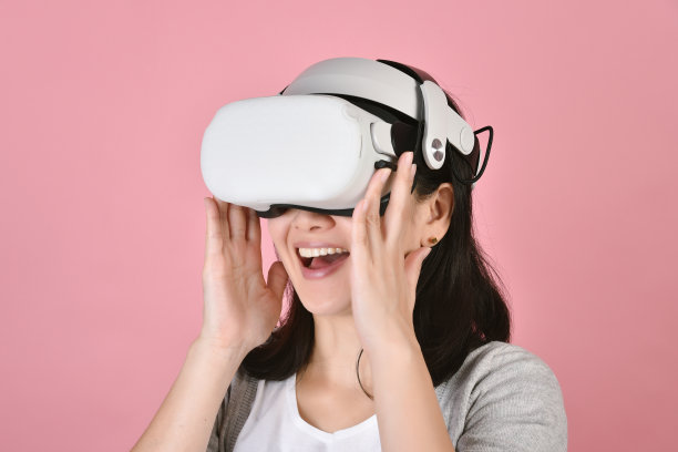 亚洲女性使用vr眼镜，从虚拟现实头盔看电影和玩视频游戏，年轻女性惊人的新体验的vr技术，工作室拍摄。图片下载