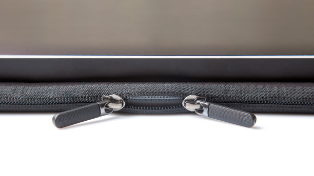 笔记本电脑的情况。拉链特写。设备保护图片下载