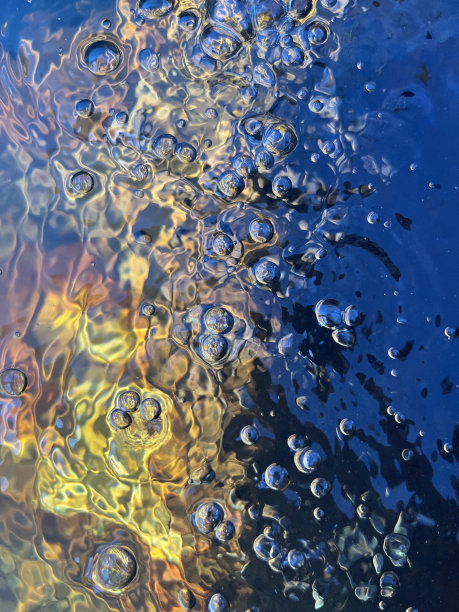 水在温泉中冒泡图片下载