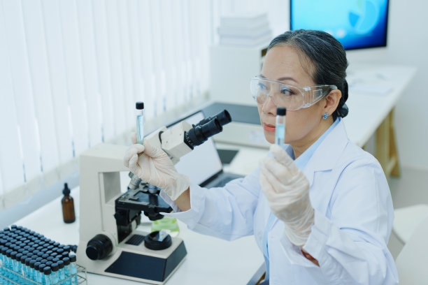 科学家分析化学样品讨论技术创新。图片下载