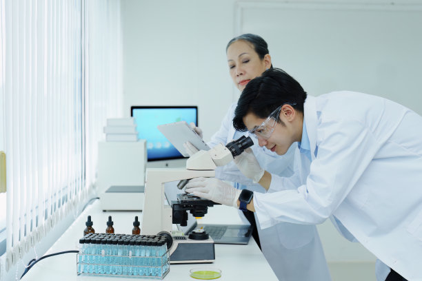 科学家分析化学样品讨论技术创新。图片下载