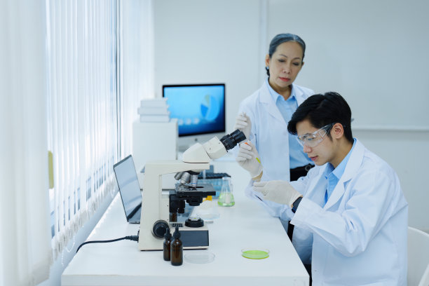 科学家分析化学样品讨论技术创新。图片下载